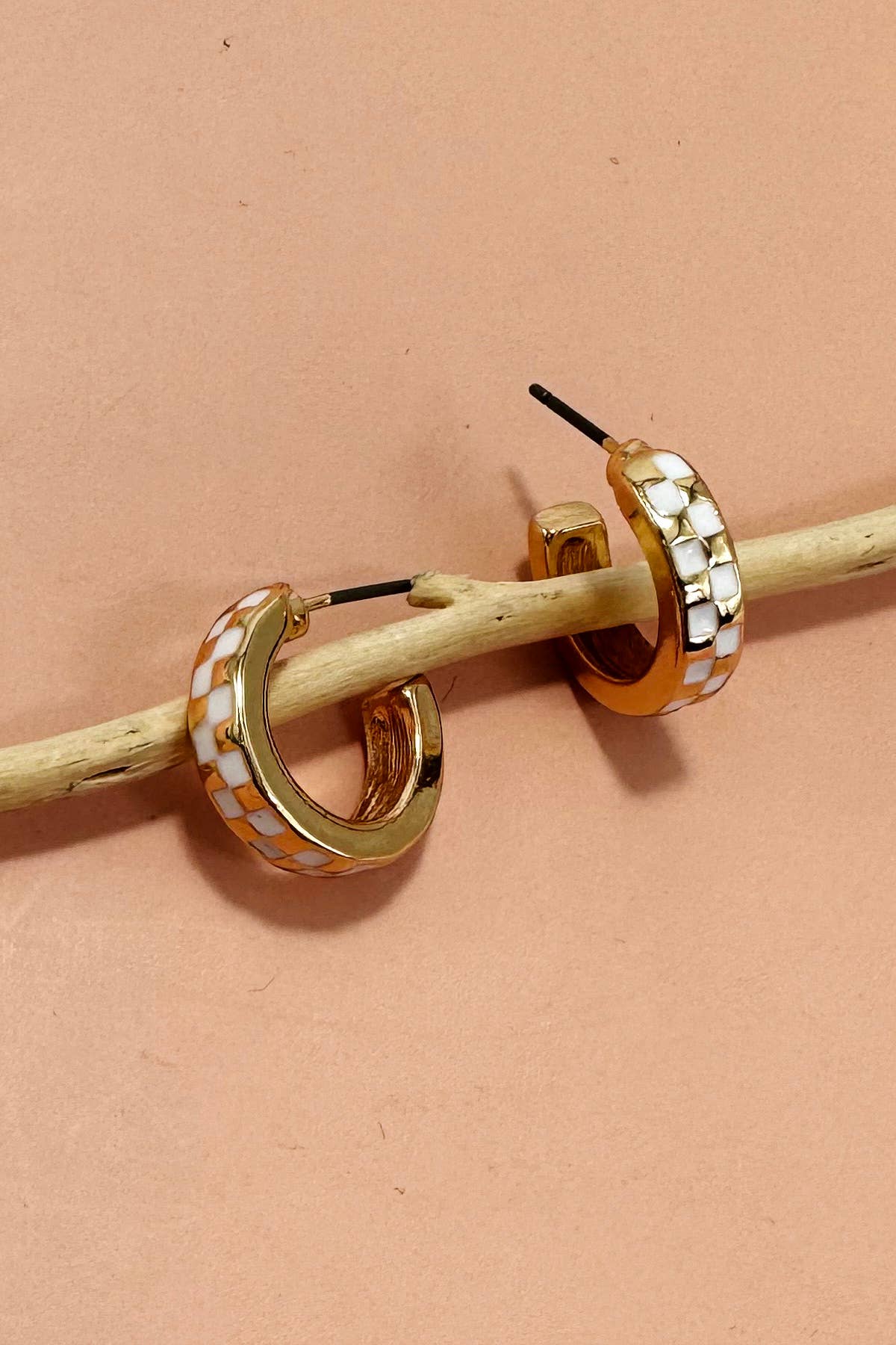 MINI CHECKER HOOP HUGGIE EARRINGS/ Gold/white