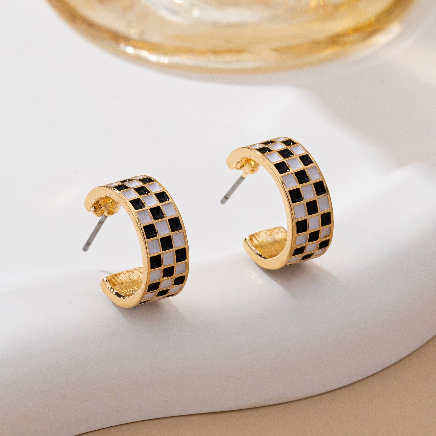 CHECKER EPOXY HUGGIE HOOP EARRINGS/ GOLD