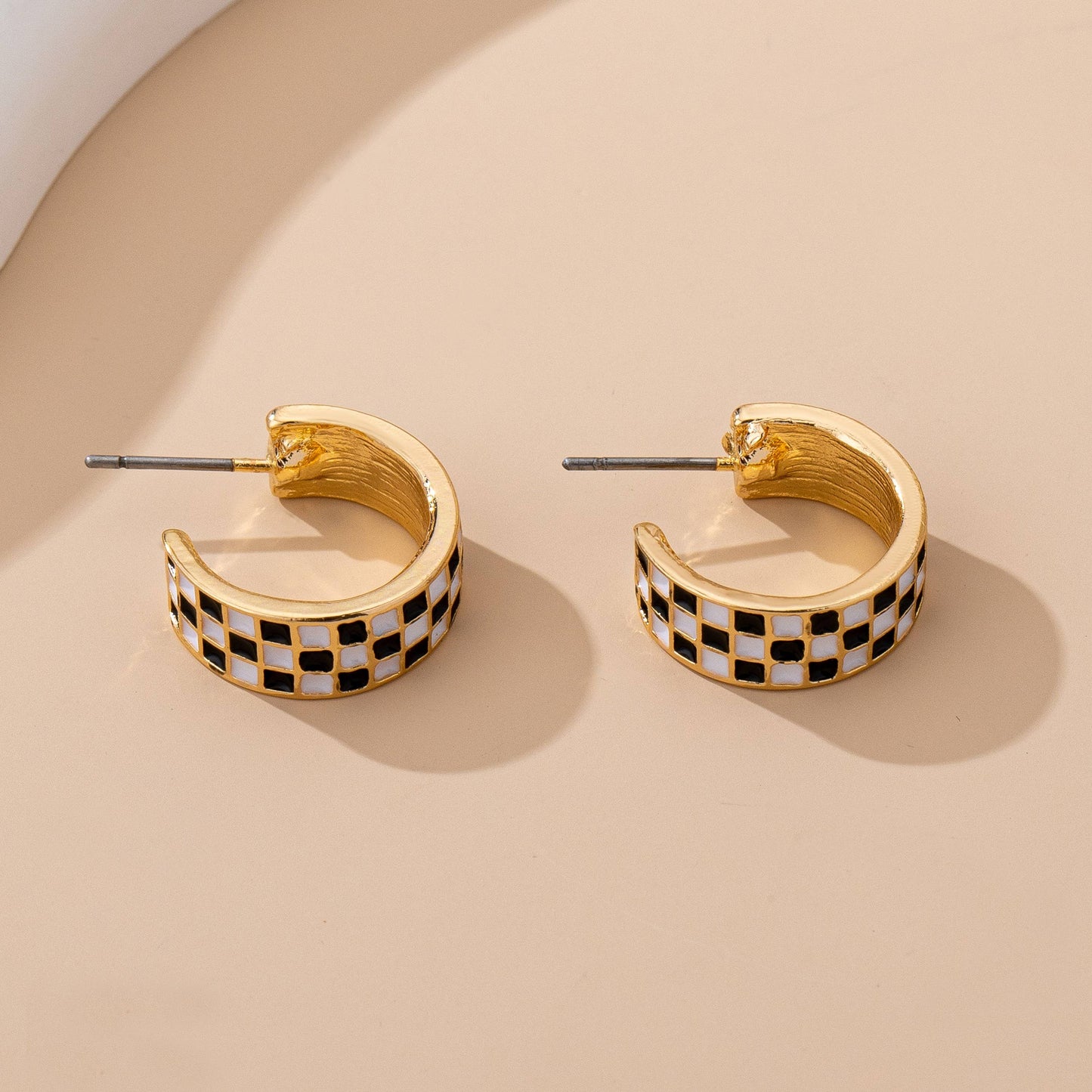 CHECKER EPOXY HUGGIE HOOP EARRINGS/ GOLD