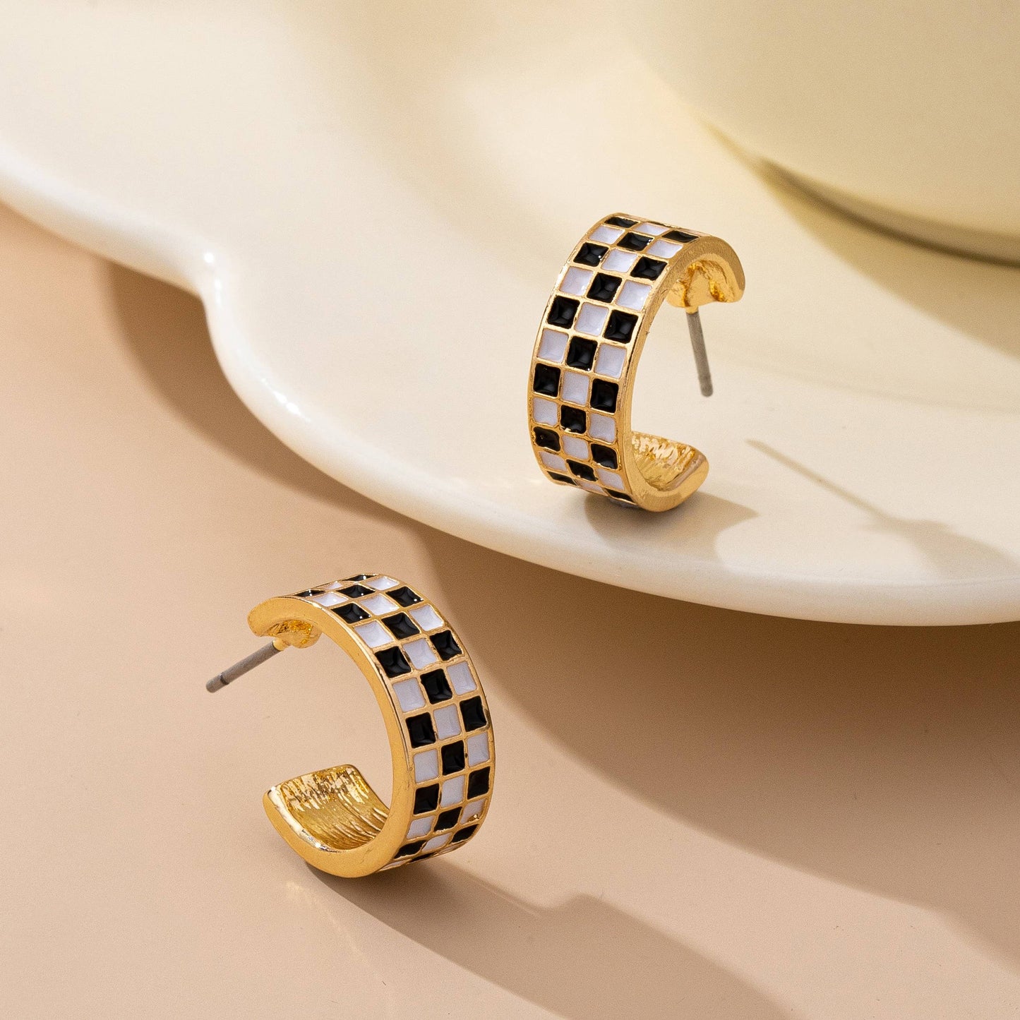 CHECKER EPOXY HUGGIE HOOP EARRINGS/ GOLD