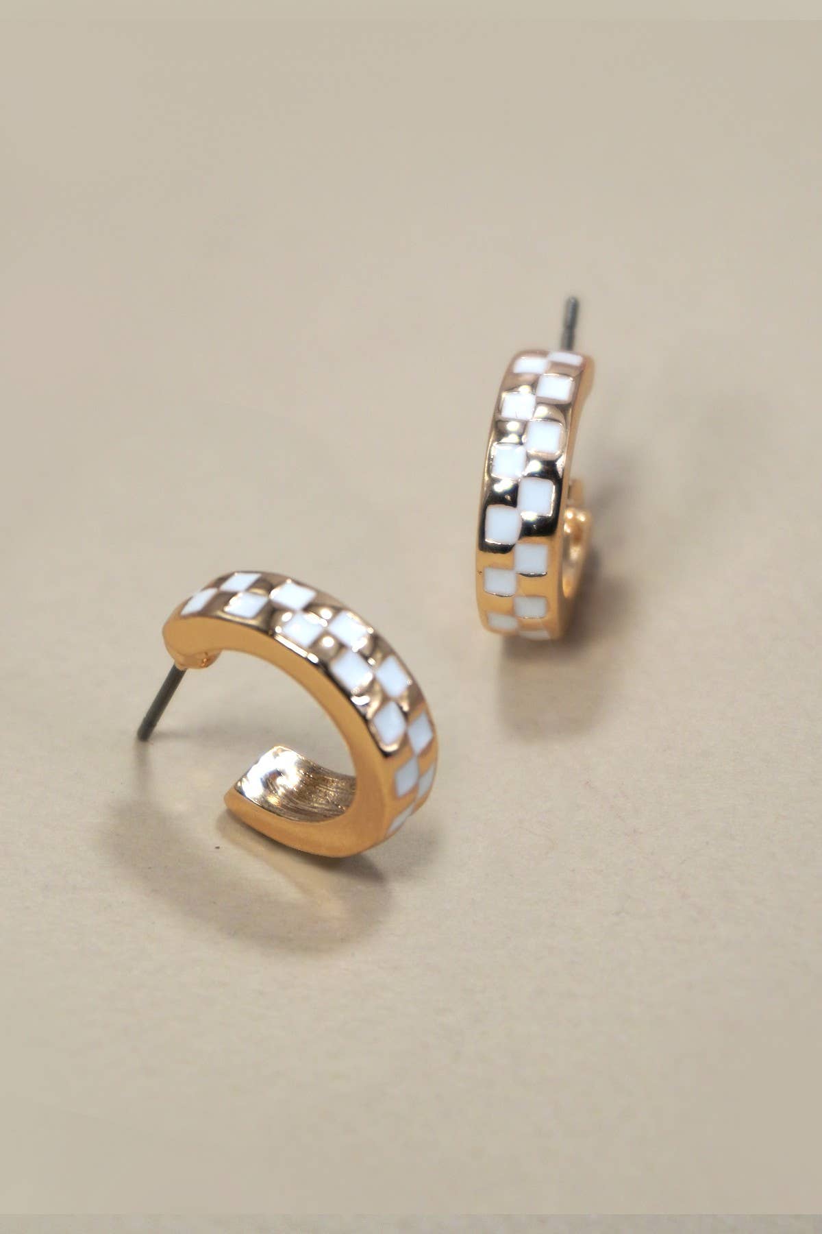 MINI CHECKER HOOP HUGGIE EARRINGS/ Gold/white