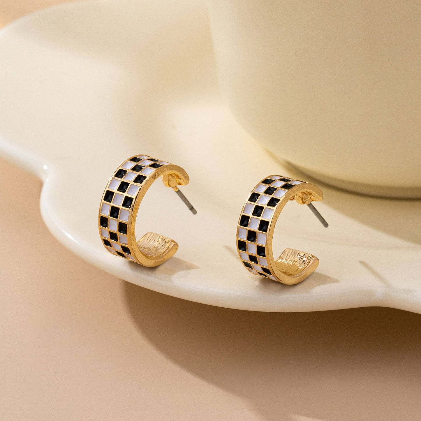 CHECKER EPOXY HUGGIE HOOP EARRINGS/ GOLD